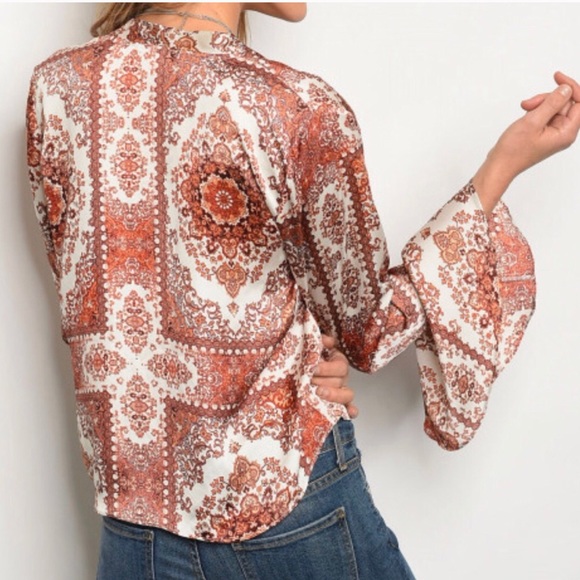💕1 LEFT💕Sexy Boho Print Tie Front Top - Picture 2 of 8